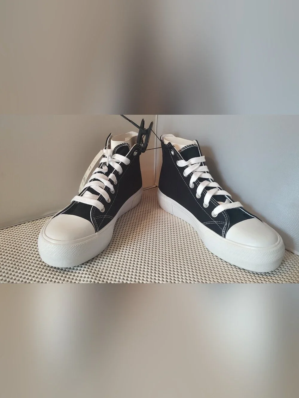 No Boundaries Women's Size 11 Platform Lace Up Hi Top Sneakers Black/White